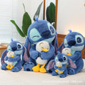 💙 Stitch Star™ – Peluche Grande de Stitch con Diseño de Patito Japonés