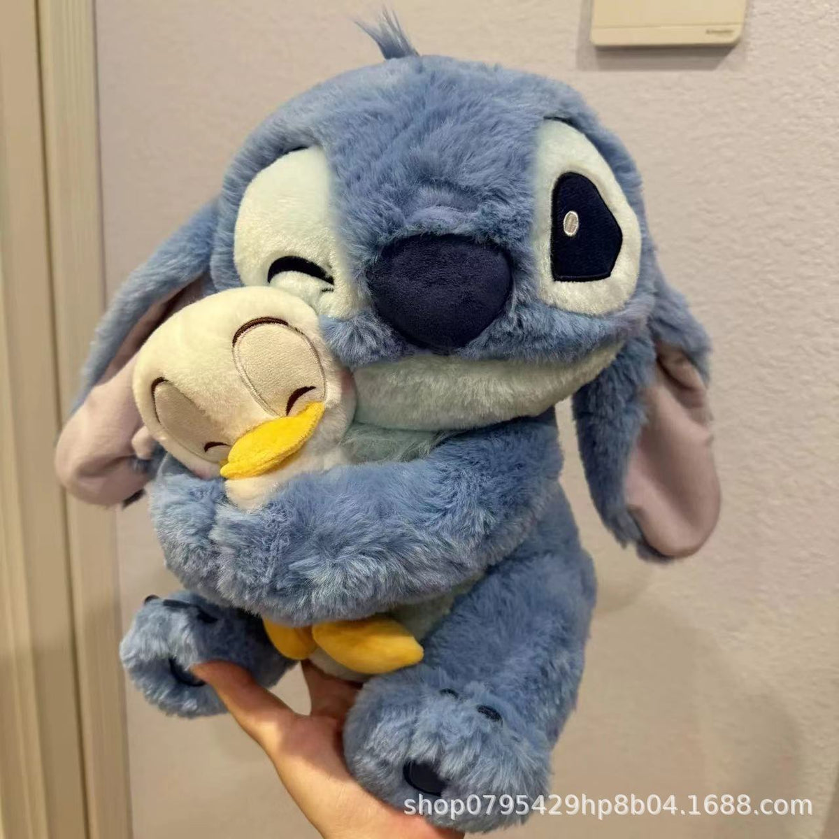 💙 Stitch Star™ – Peluche Grande de Stitch con Diseño de Patito Japonés
